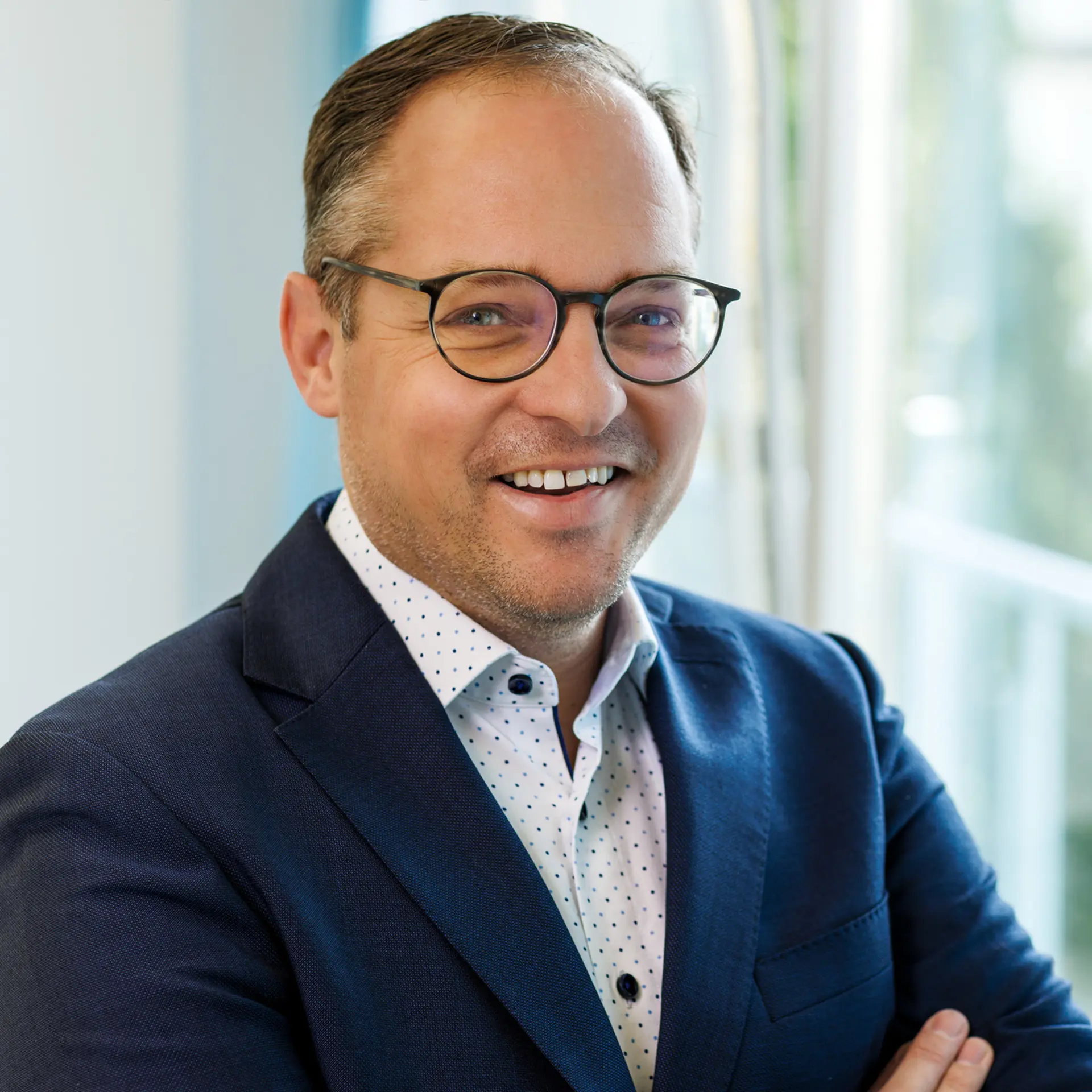 Mann mit Anzug und Brille