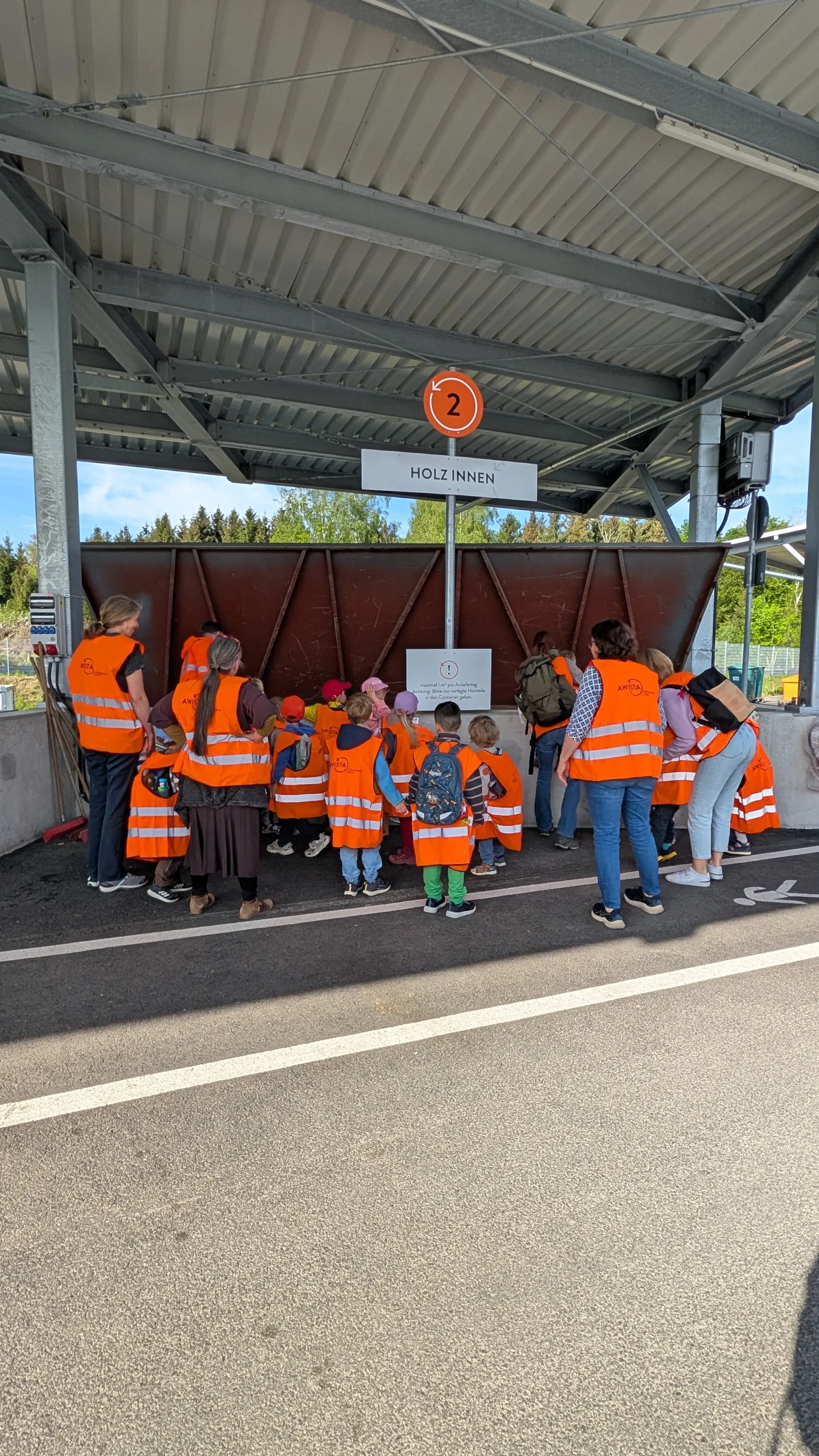 Gruppe von Kinder bei einer Wertstoffhof-Führung