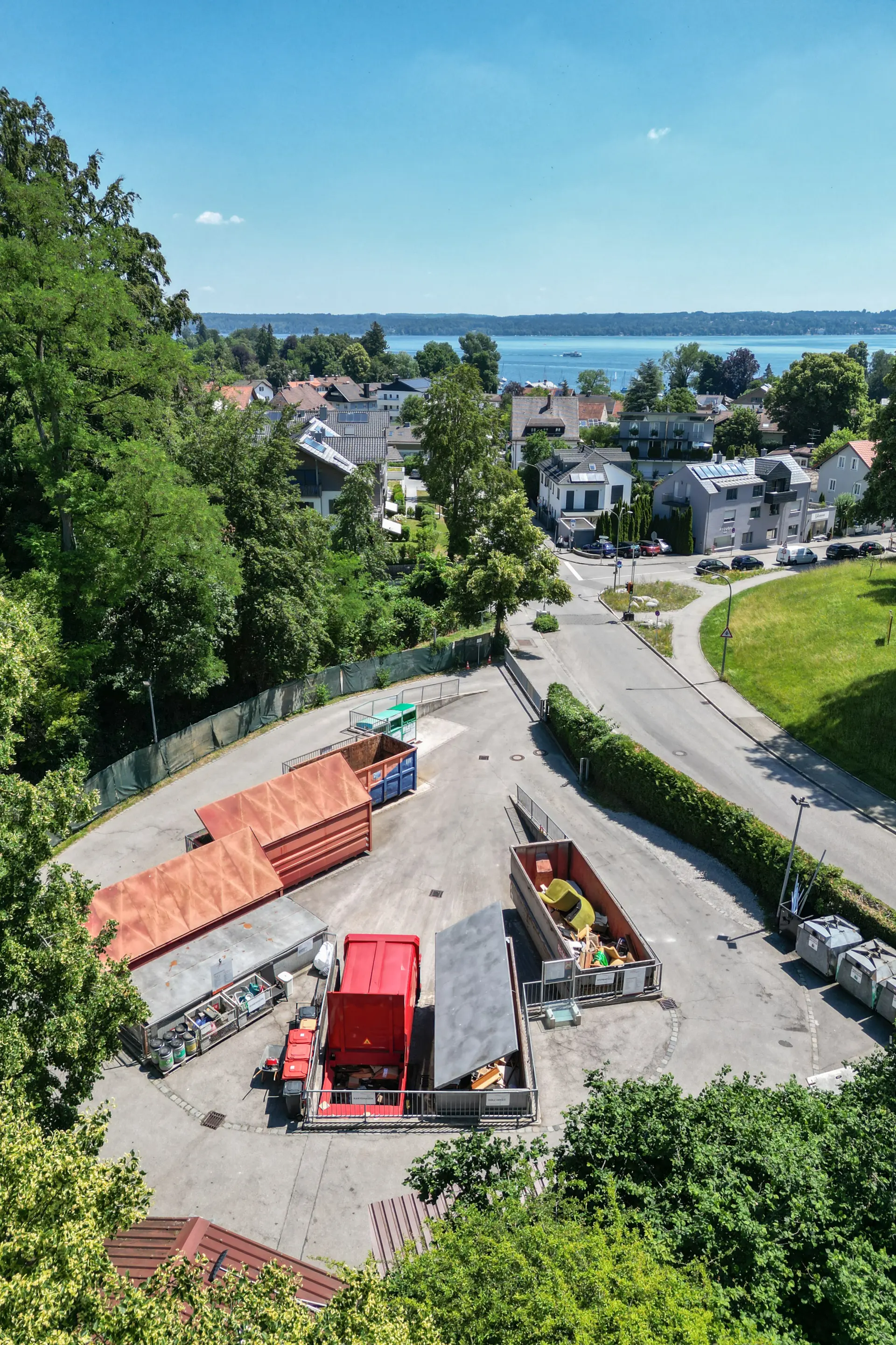 Drohnenansicht Wertstoffhof Tutzing mit Blick auf Starnberger See