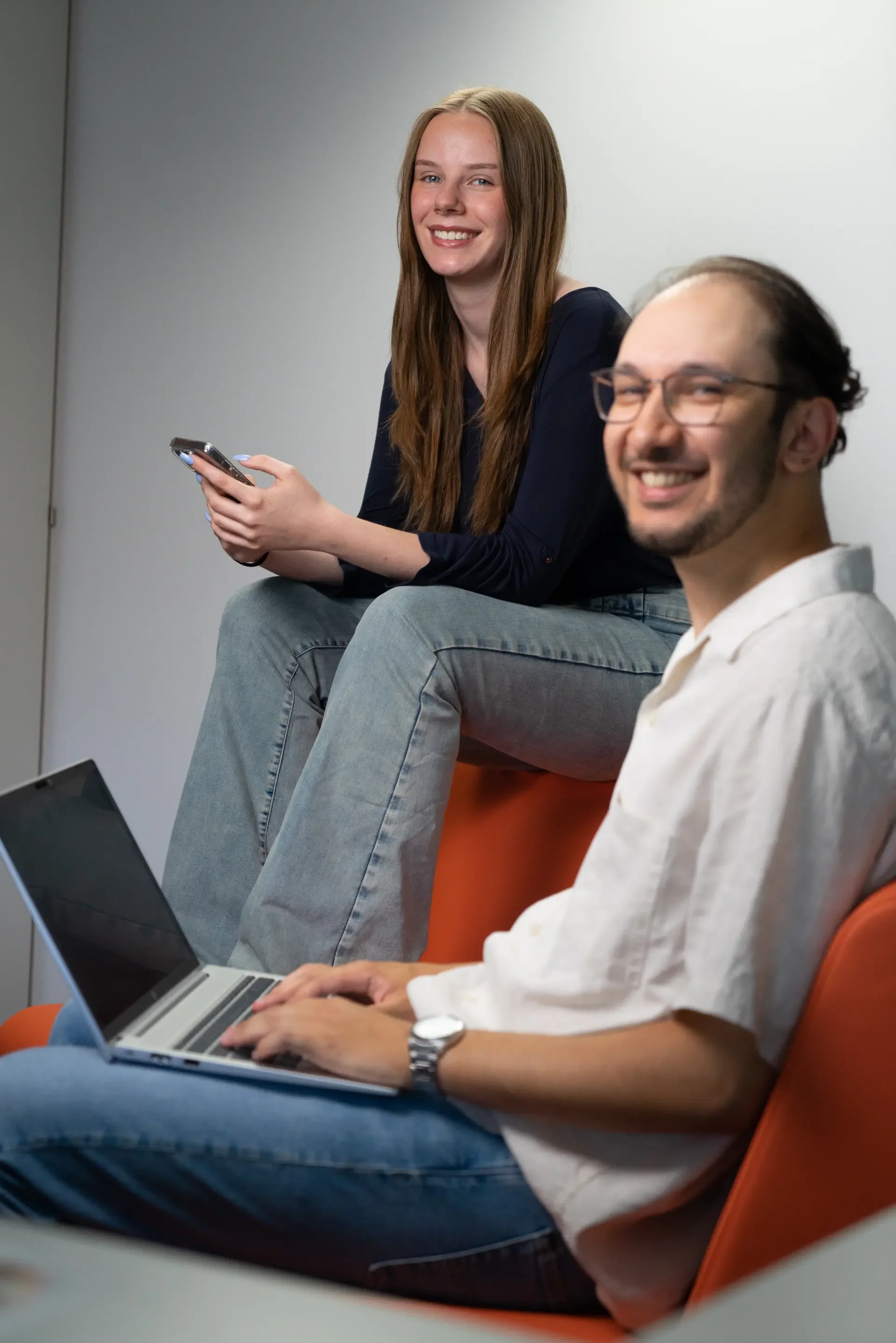 Zwei Auszubildende mit Laptop und Handy