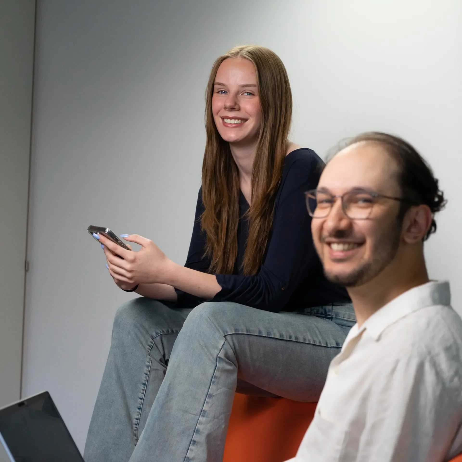 Zwei Auszubildende mit Laptop und Handy