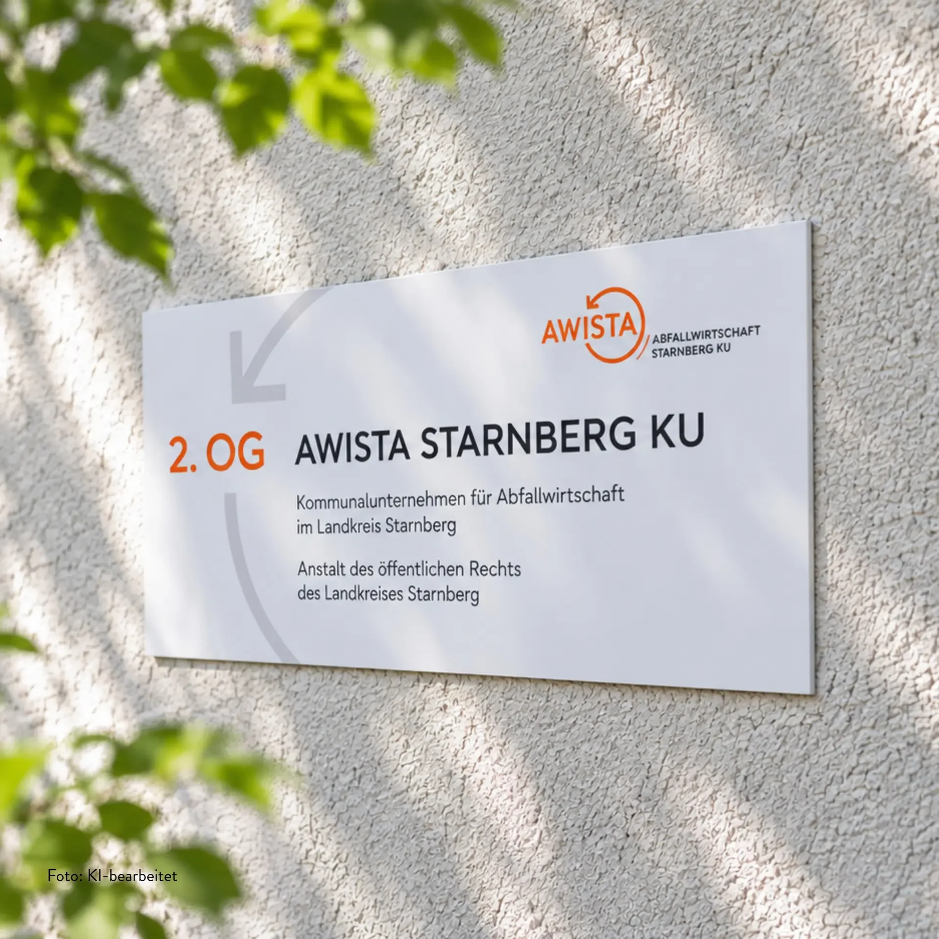 Eingangsschild des AWISTA-Starnberg an weißer Wand und mit grünen Zweigen