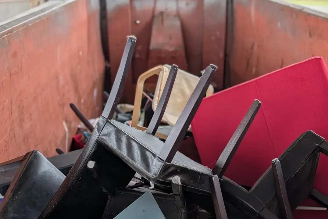 Stuhl in einem Sperrmüllcontainer