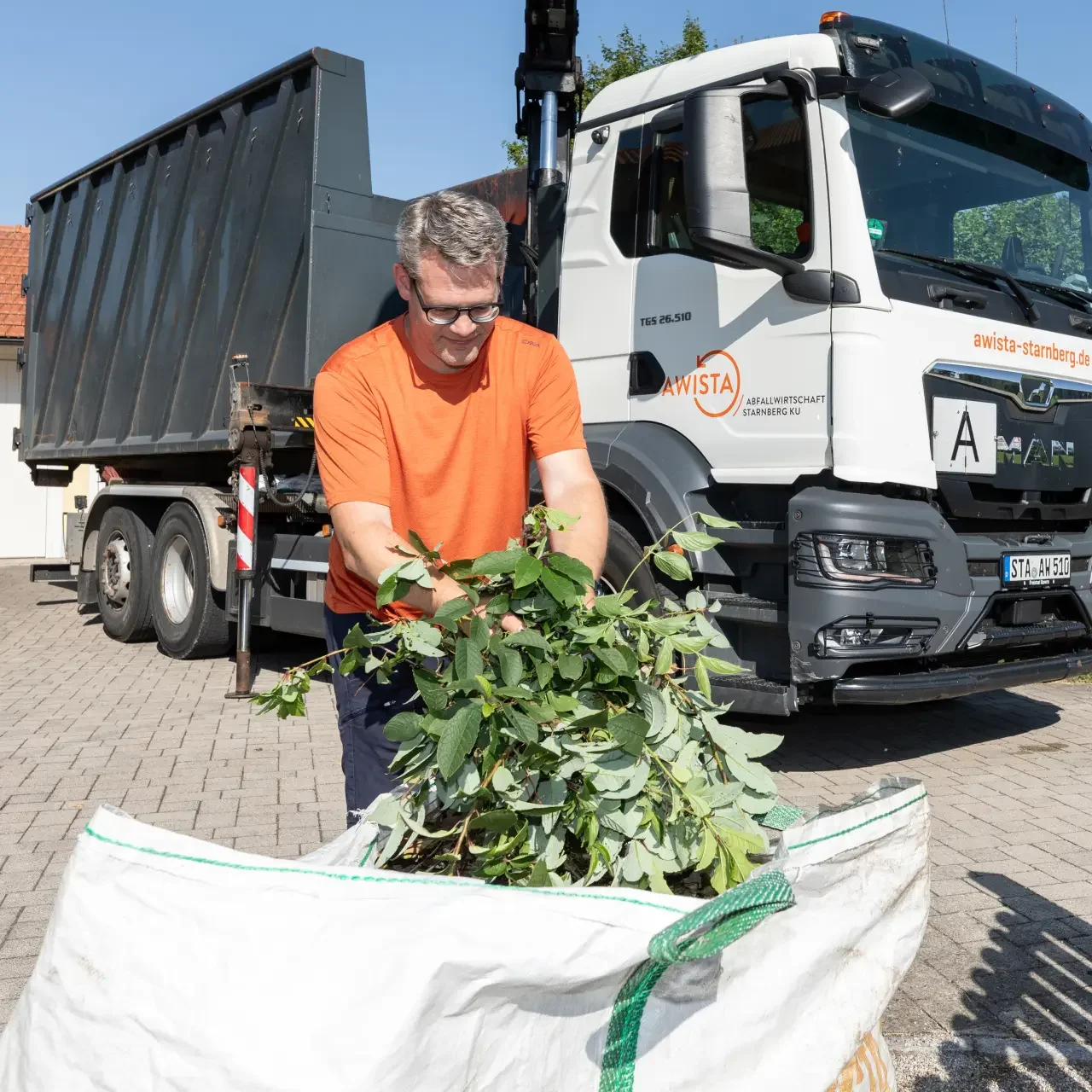 Grüngut-BigBag wird mit Ästen befüllt