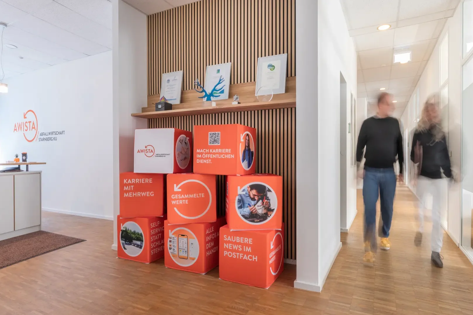 Büro-Flur mit zwei Personen