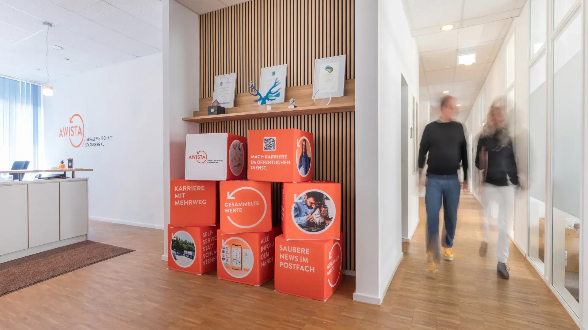 Büro-Flur mit zwei Personen